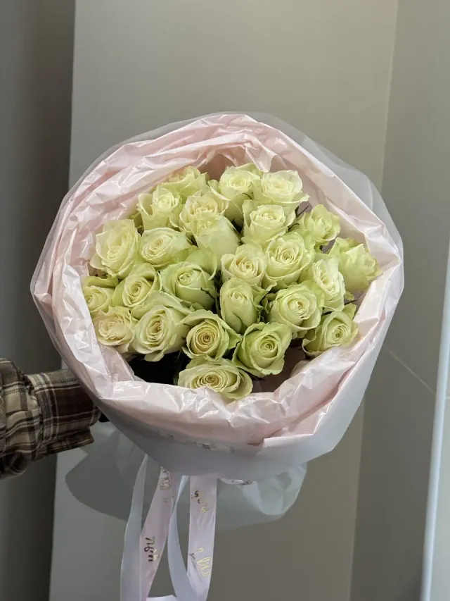 "Монобукет из 25 белых роз " – Фото 1