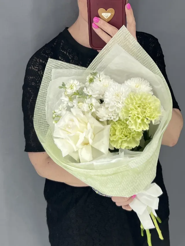 "букет комплимент 🌸 с белоснежной французской розой 🥐 и лаймовыми диантусами 🍋‍🟩🍋‍🟩🍋‍🟩" – Фото 4