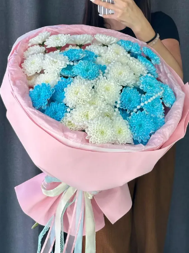 "Букет из белых и голубых кустовых хризантем «Bubble Candy» 🤍🩵" – Фото 1