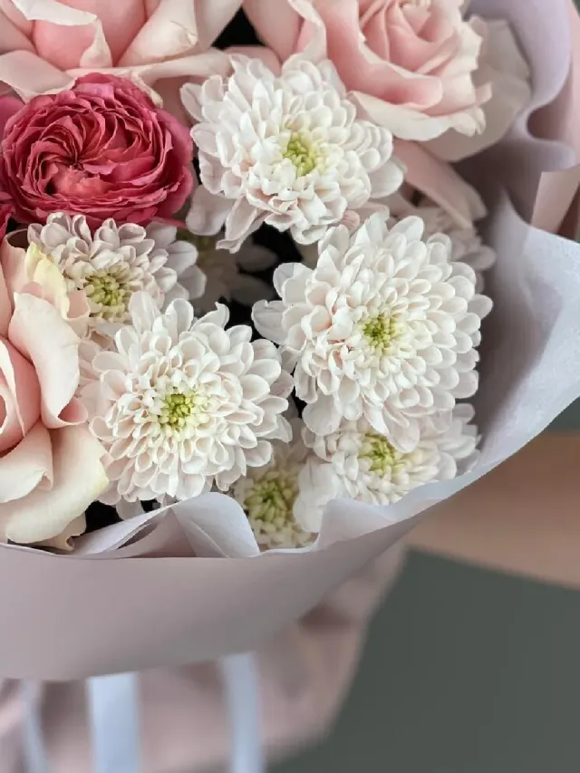 "Авторский букет из кустовых пионовидных и одноголовых французских роз" – Фото 3