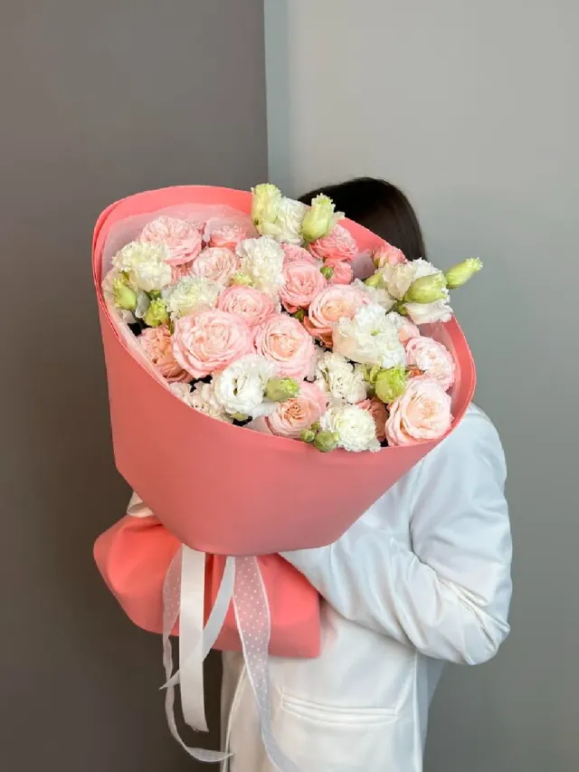 "Нежный букет с кустовыми пион розами и эустомой «Молекула Rose»" – Фото 1
