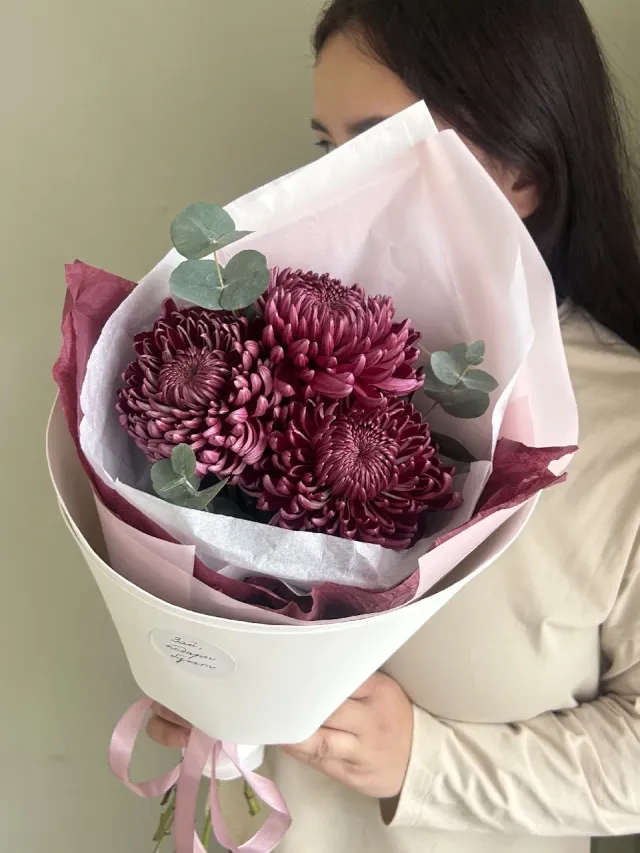 "Букет «Кулек» из 3 хризантем Бигуди и эвкалипта" – Фото 3