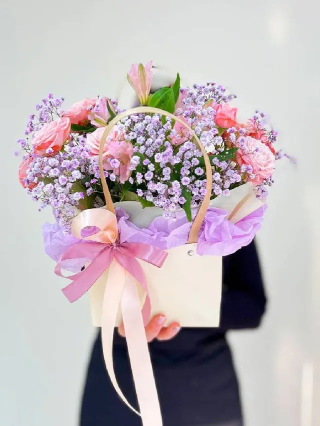 "композиция в сумочке Полет бабочки из кустовых роз и гипсофилы " – Фото 3