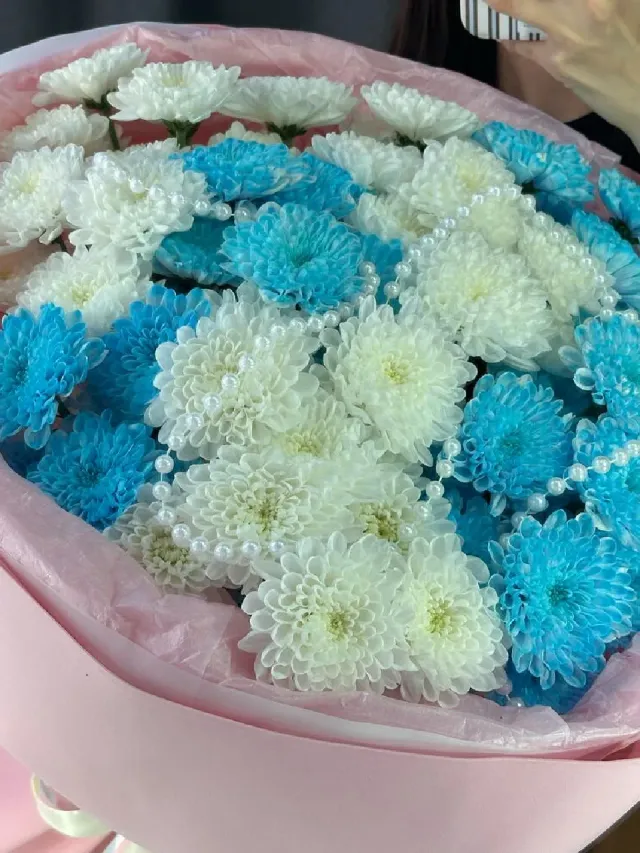 "Букет из белых и голубых кустовых хризантем «Bubble Candy» 🤍🩵" – Фото 2