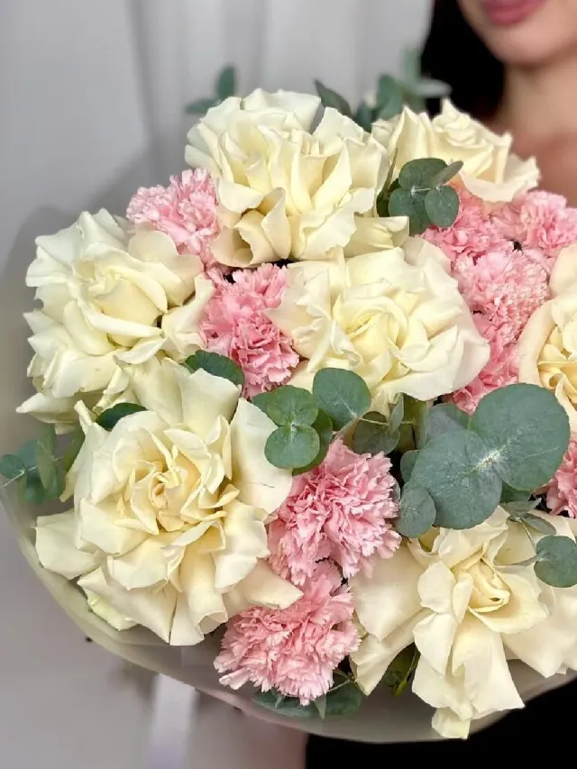 "Букет из белых роз, розовых диантусов и эвкалипта" – Фото 3