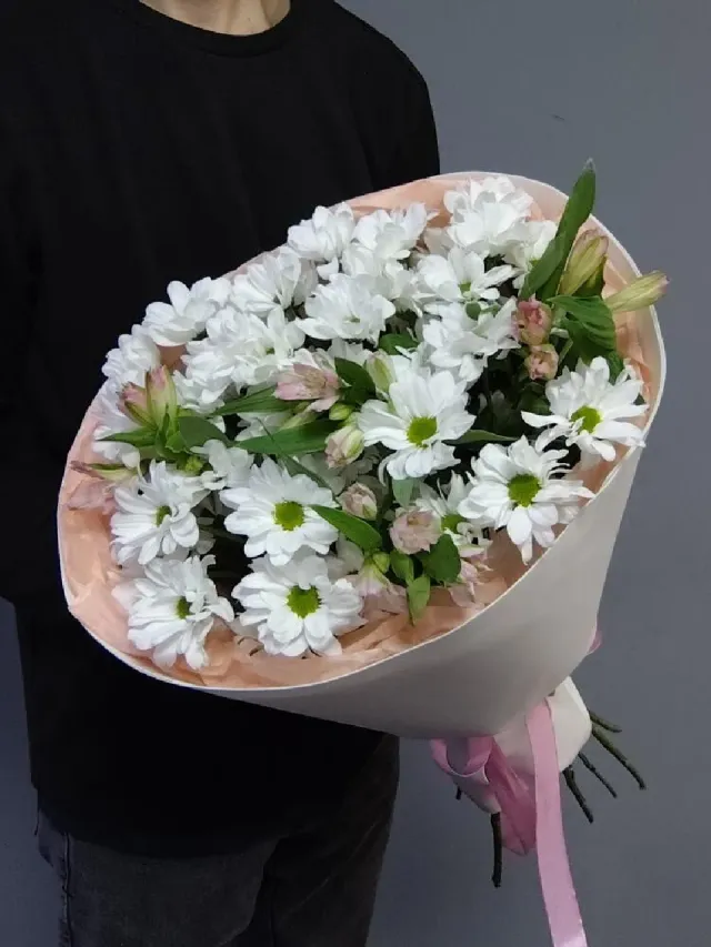 "Авторский букет из ромашковых хризантем сорта Кеннеди и розовых альстромерий" – Фото 3
