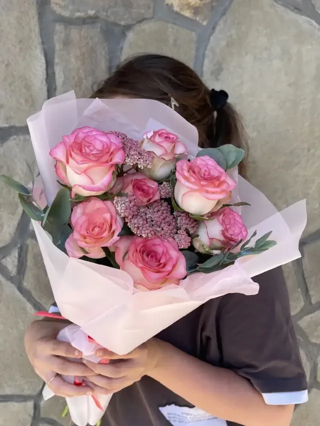 "Букет-комплимент из нежно-розовых роз и эвкалипта " – Фото 1