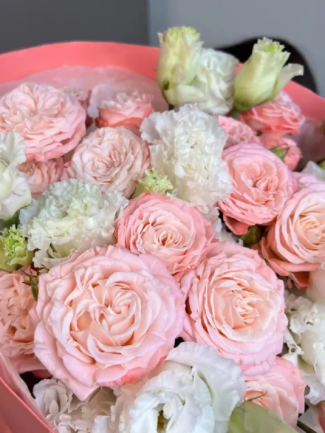 "Нежный букет с кустовыми пион розами и эустомой «Молекула Rose»" – Фото 2