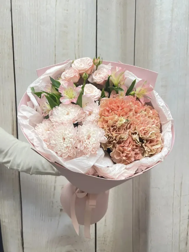 "Букет из кустовой хризантемы, кустовой пионовидной розы, альстромерии, диантусов Безоблачное счастье" – Фото 1