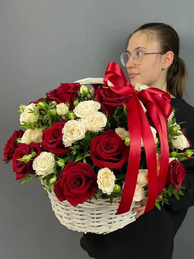 "Корзина с кустовыми розами «Розы в Белых Кимоно»" – Фото 1