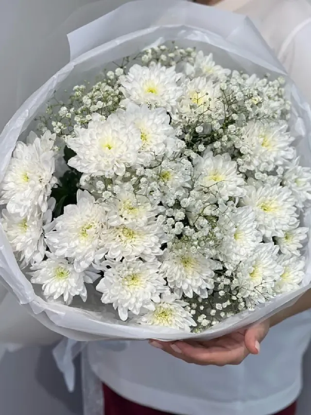 "Букет из белых хризантем и гипсофилы" – Фото 3
