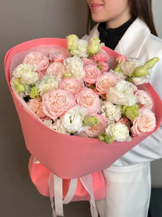 "Нежный букет с кустовыми пион розами и эустомой «Молекула Rose»" – Фото 4