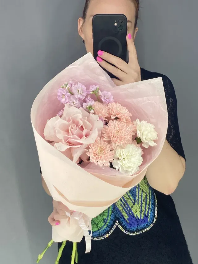 "букет комплимент 🌸 с французской розой 🥐 и ароматной маттиолой 🩷" – Фото 1