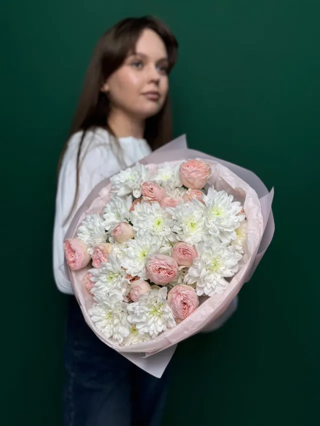 "Сборный букет из кустовых роз и хризантем" – Фото 1