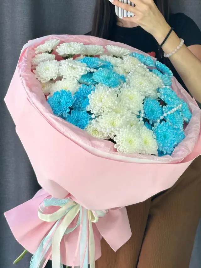 "Букет из белых и голубых кустовых хризантем «Bubble Candy» 🤍🩵" – Фото 3