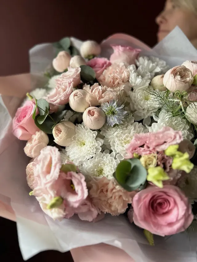 "Сборный букет «Подарить улыбку» с розами, эустомой и хризантемой" – Фото 3
