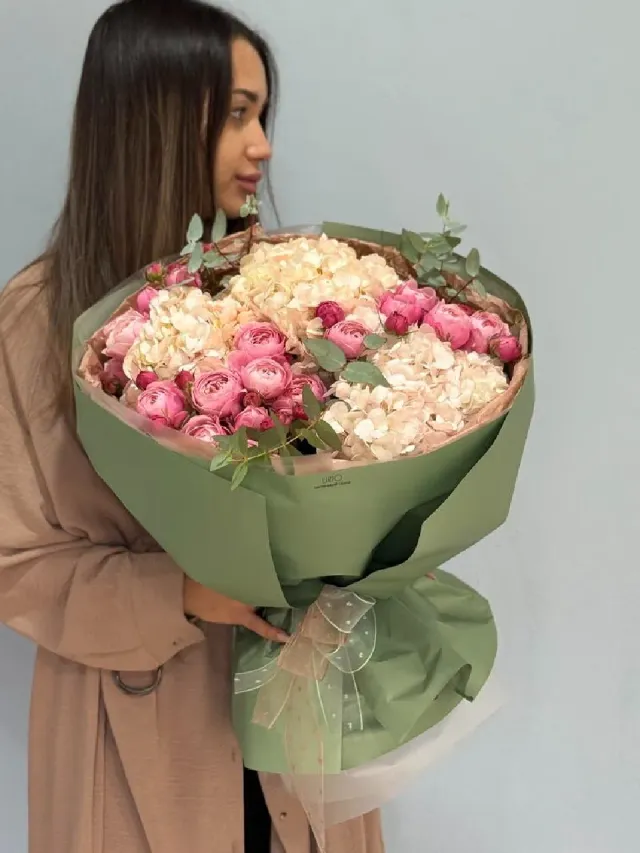 "Букет из гортензии, пионовидной розы и эвкалипта " – Фото 4