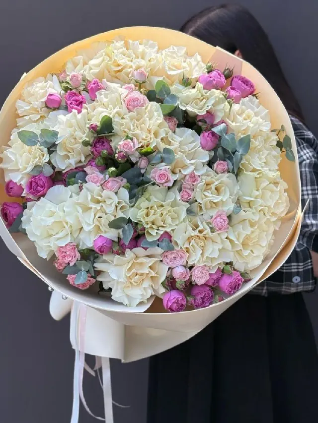 "Эффектный букет из белой французской и кустовой пионовидной розы" – Фото 1