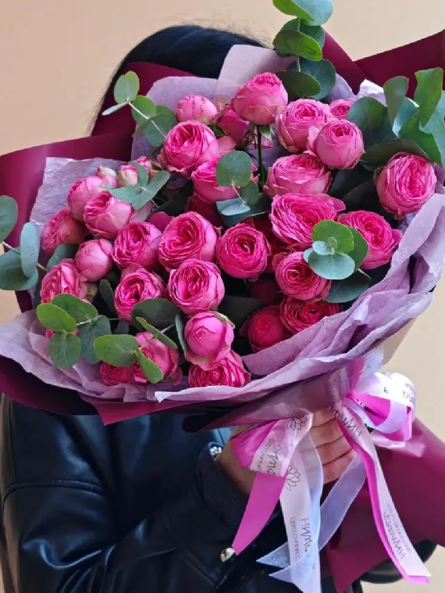 "Букет из 7 кустовых роз Жизель с эвкалиптом. Букет на первое сентября" – Фото 1