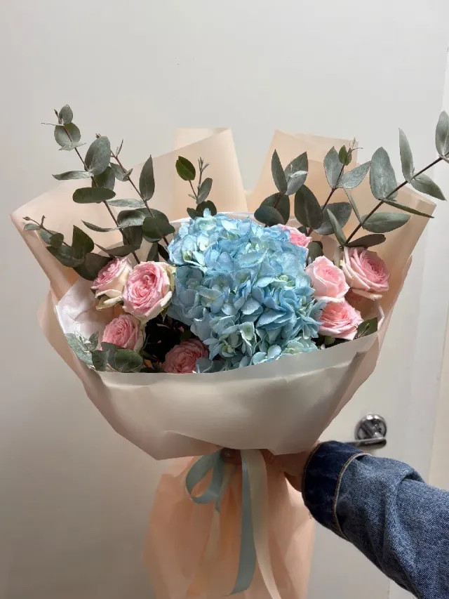 "Букет с гортензией и кустовыми розами" – Фото 1