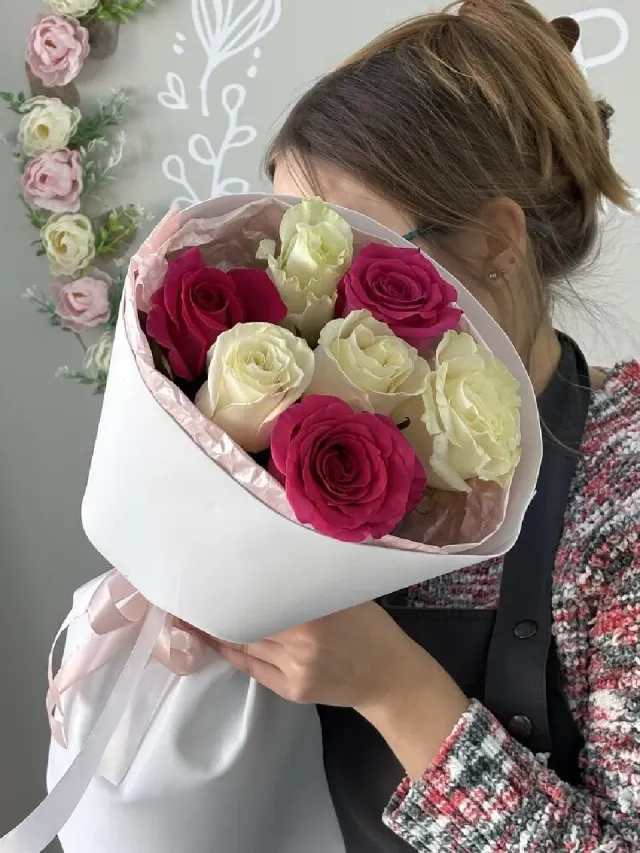"Букетик Мини из роз малиновых и белых роз" – Фото 3