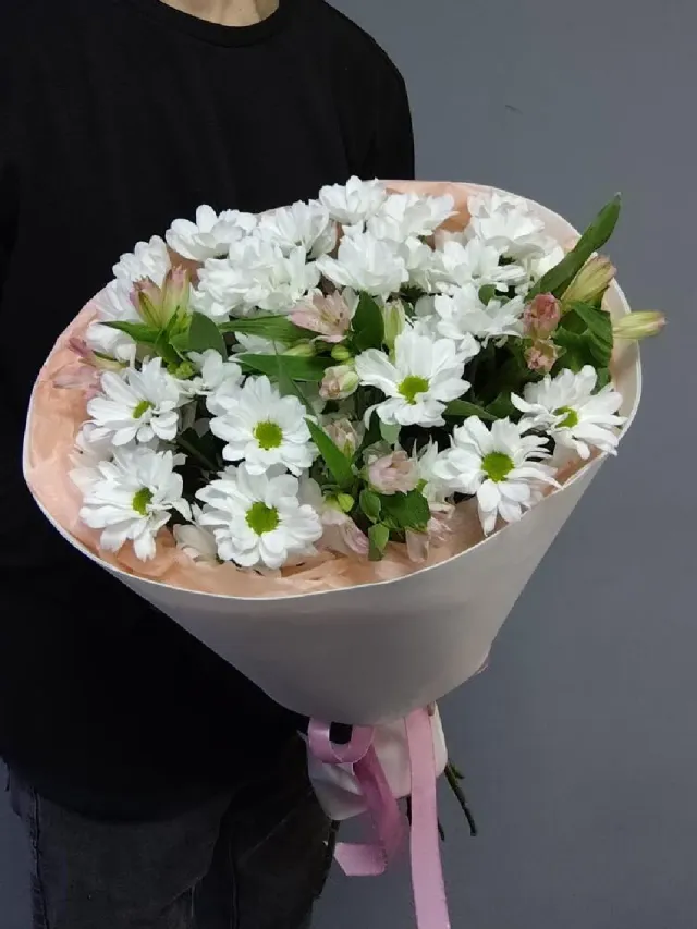 "Авторский букет из ромашковых хризантем сорта Кеннеди и розовых альстромерий" – Фото 2