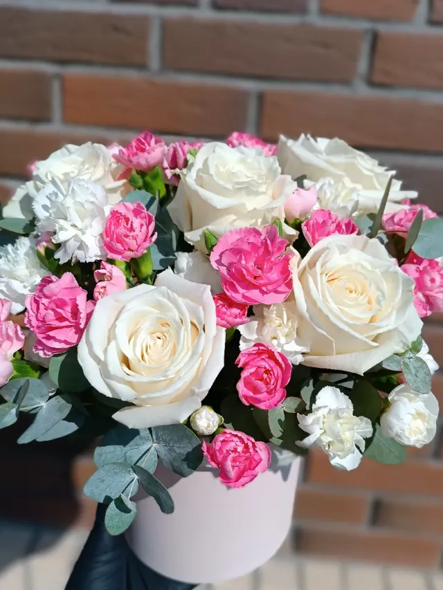""Белые розы с коробке с зеленью эвкалипта"" – Фото 1
