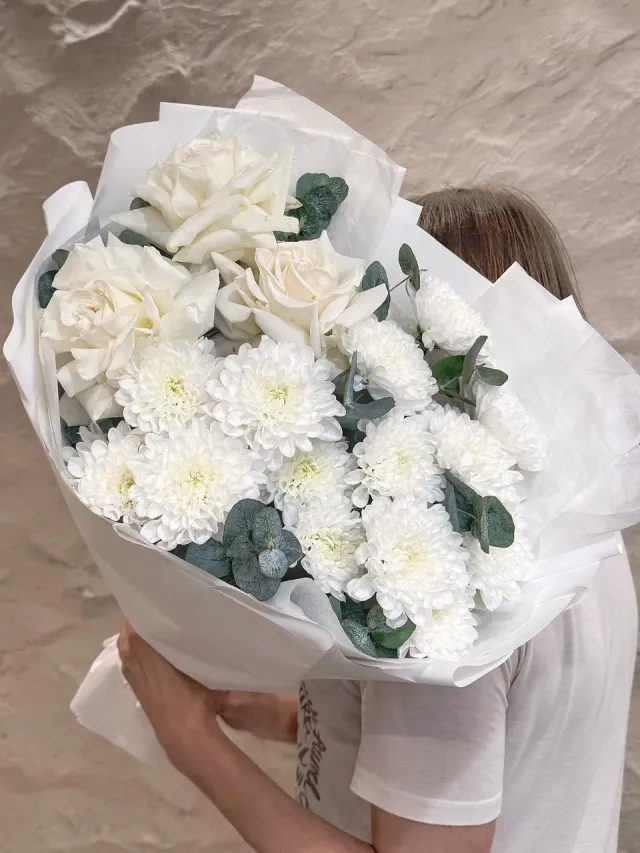 "Букетиз французских роз ,хризантем и эвкалипта" – Фото 15