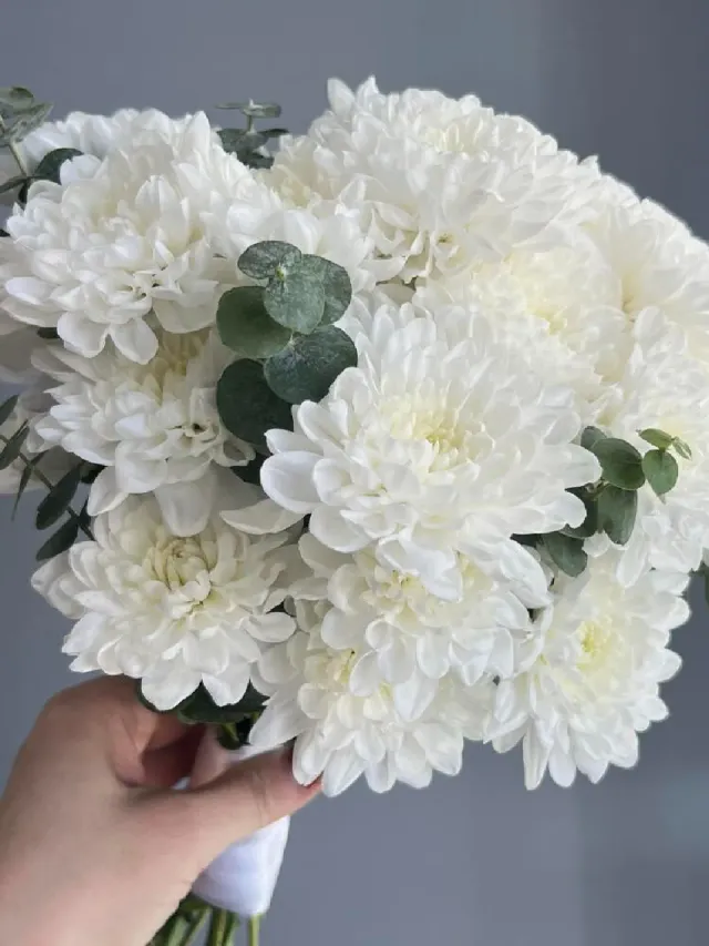 "Свадебный букет из хризантем и эвкалипта " – Фото 3