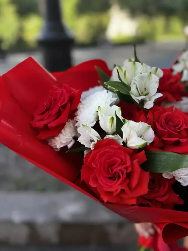 "Букет с алой французской розой сорта Нина" – Фото 4