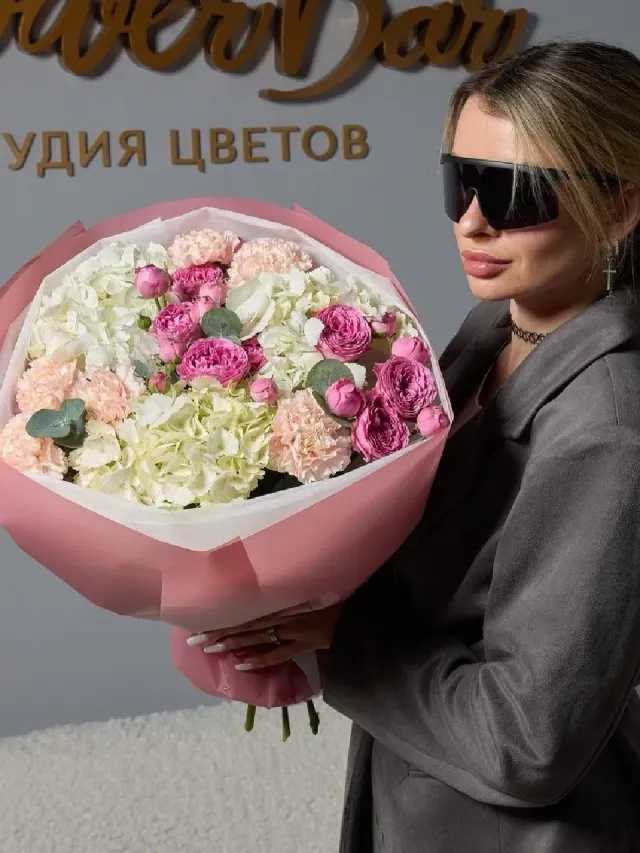 "Авторский букет с белой гортензией, пион кустовой розой и гвоздикой" – Фото 3