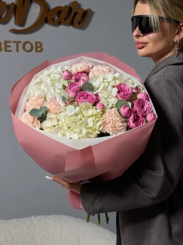 "Авторский букет с белой гортензией, пион кустовой розой и гвоздикой" – Фото 2