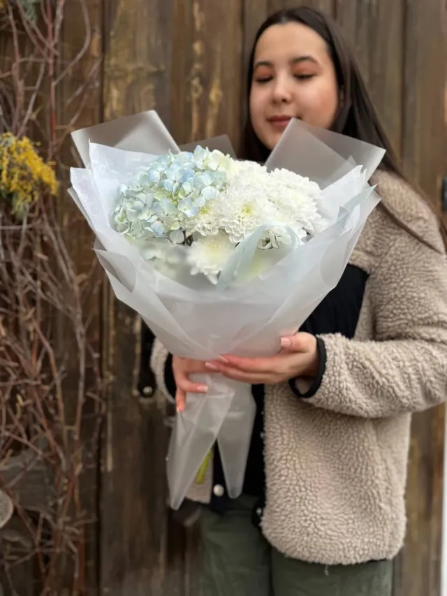 "Авторский букет 💐 голубая гортензия и белые кустовые хризантемы " – Фото 2