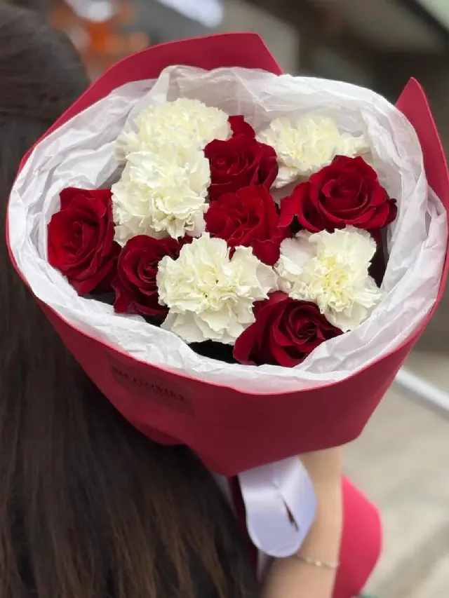 "Букет с красными розами и белыми диантусами" – Фото 2