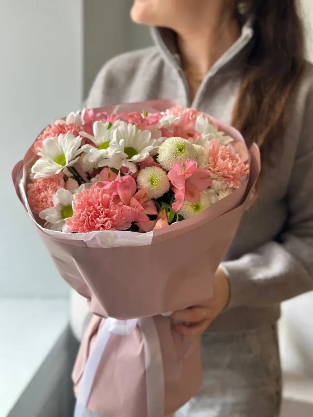 "Букет из розового диантуса, кустовой ромашковой хризантемы, альстромерии " – Фото 1