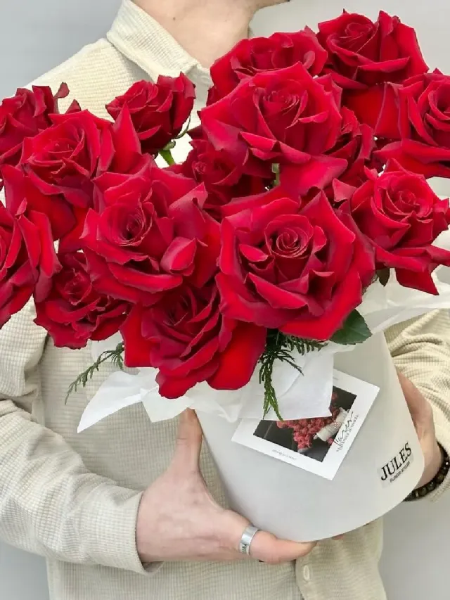 "«Нуар» композиция из 17 красных французских роз Эксплорер в шляпной коробке" – Фото 1