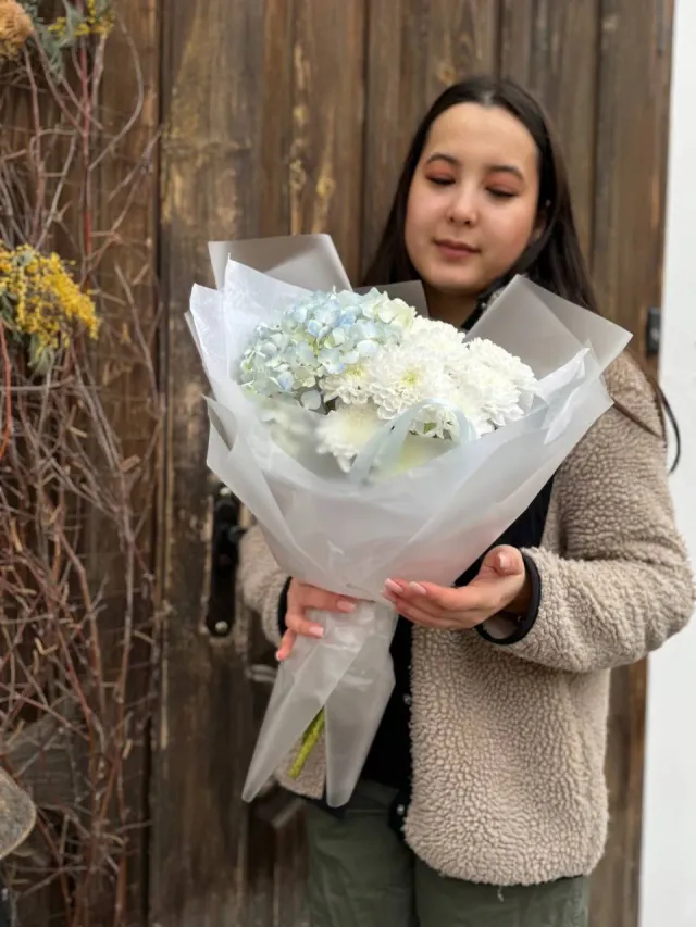 "Авторский букет 💐 голубая гортензия и белые кустовые хризантемы " – Фото 1