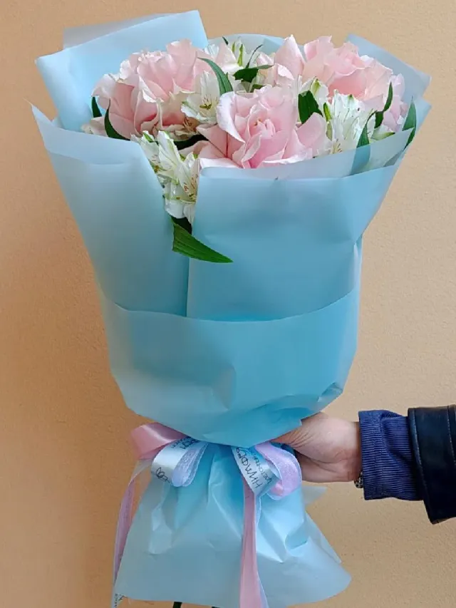 "3 французские розы с альстромерией. Букет на 1 сентября" – Фото 3