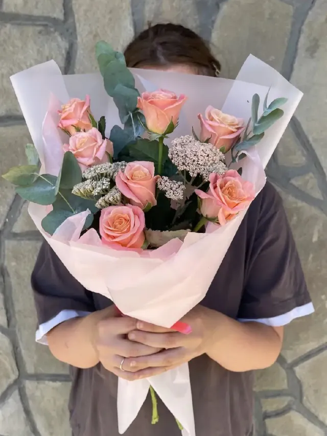 "Букет-комплимент из персиковых роз и эвкалипта" – Фото 1