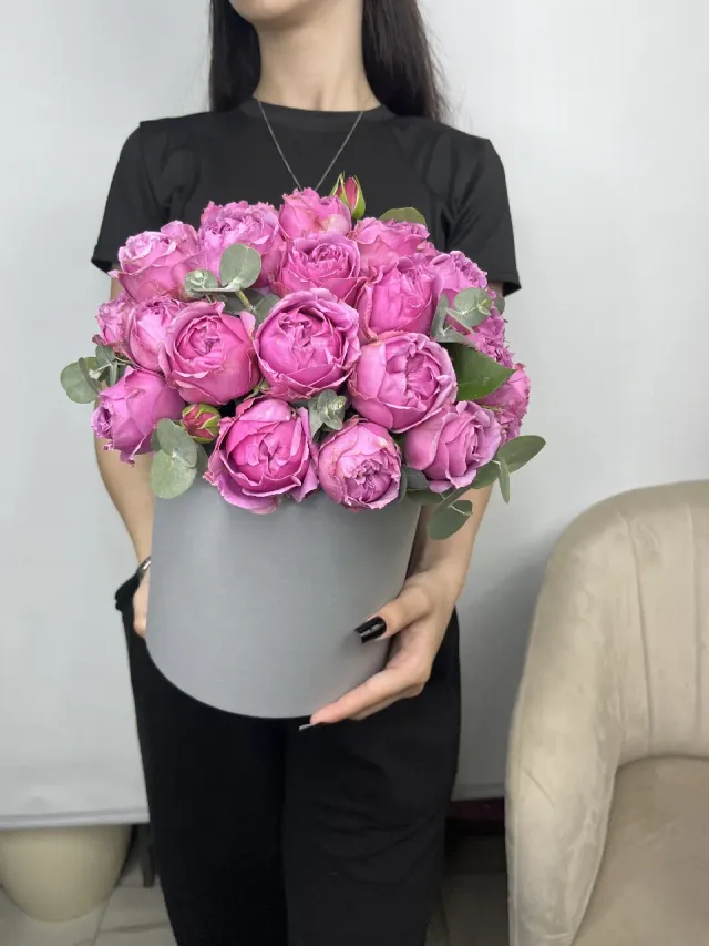 "Композиция из пионовидных роз и эфкалипта " – Фото 1
