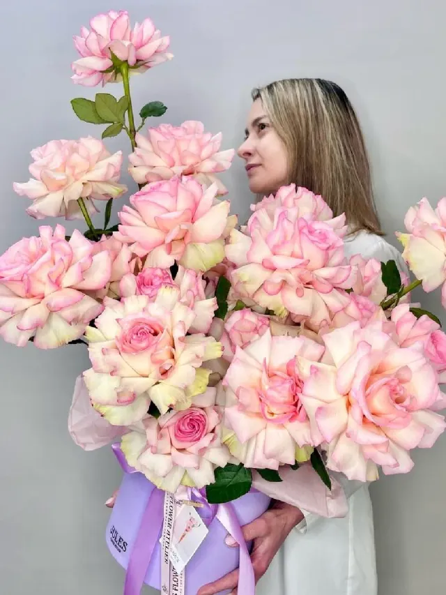 "«Мадам Фигаро» Цветы в коробке с французской розой 25 Эсперанс" – Фото 1