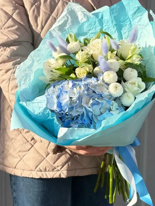 "Сборный букет с голубой гортензией" – Фото 1