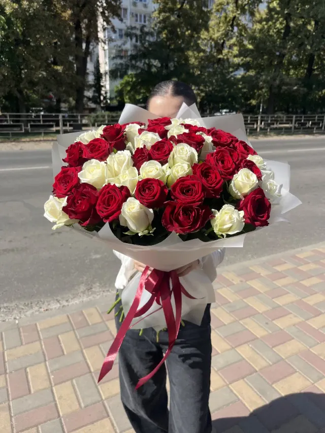 "Букет из 45 роз в упаковке" – Фото 3