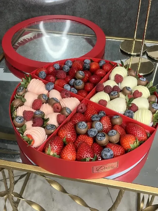"Шикарная коробка с клубникой в шоколаде и ягодами " – Фото 1