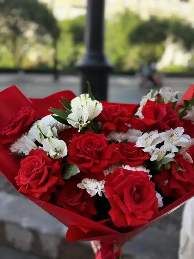 "Букет с алой французской розой сорта Нина" – Фото 3