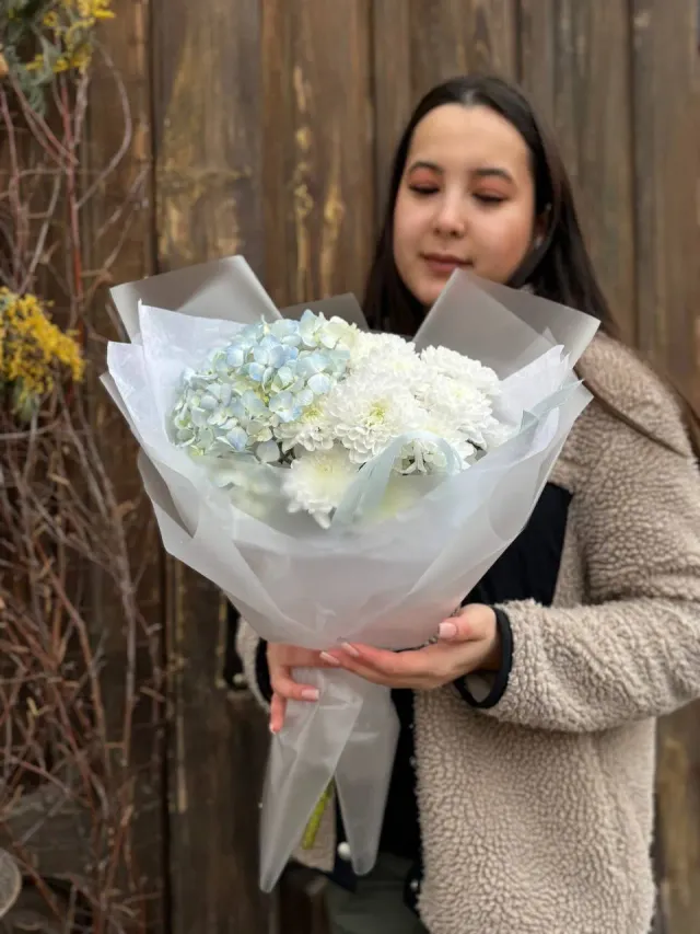 "Авторский букет 💐 голубая гортензия и белые кустовые хризантемы " – Фото 3