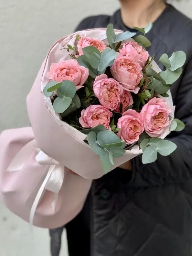 "Пионовидная кустовая роза «Джульетта» с веточками эвкалипта в стильной упаковке" – Фото 2