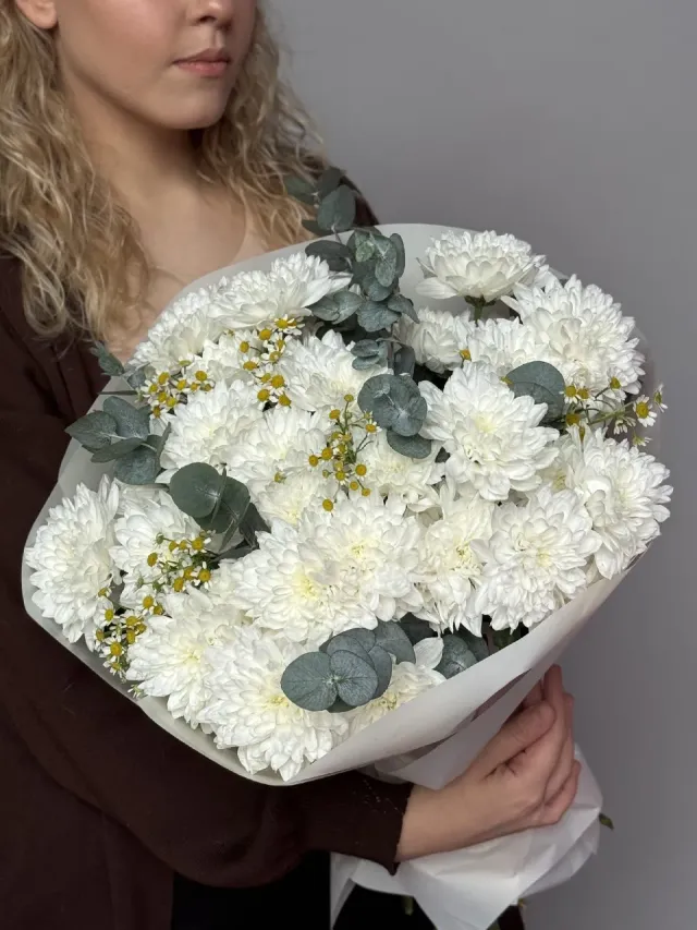 "Объемный белый букет из кустовой хризантемы, танацетума и эвкалипта" – Фото 4
