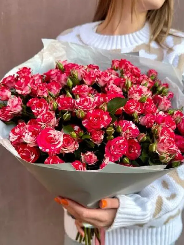 "Крупный букет из ярких кустовых роз" – Фото 1