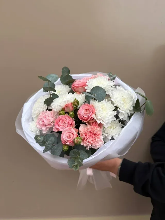 "Нежный розовый букет из кустовых роз и хризантем" – Фото 3